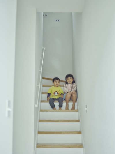 内階段 (“ご近所さん”感覚の二世帯住宅)