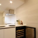築30年からのスケルトンリフォーム　白×ウォールナットの写真 キッチン