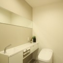 築30年からのスケルトンリフォーム　白×ウォールナットの写真 トイレ