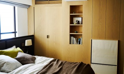 RE : Apartment UNITED ARROWS LTD. CASE002 / PLAN B ～住む人の個性を演出する上質な設えと機能美を備えたリノベーション～ (オリジナルベッドにサイザルの床。上質な眠りがここに。)
