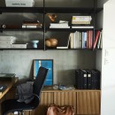 RE : Apartment UNITED ARROWS LTD. CASE001 / PLAN A ～店舗の技術を取り入れた見せる収納～の写真 書斎は収納力豊富な吊り戸は見せる収納ですっきり