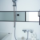 RE : Apartment UNITED ARROWS LTD. CASE001 / PLAN A ～店舗の技術を取り入れた見せる収納～の写真 美しいカーブと全身を包み込むような入浴感が特長のクレイドル浴槽を採用しました。