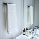 RE : Apartment UNITED ARROWS LTD. CASE001 / PLAN A ～店舗の技術を取り入れた見せる収納～の写真 白を基調とした清潔感溢れる洗面