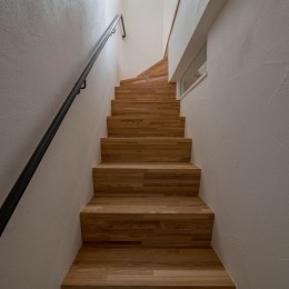 壁孔の家 (明るい階段室)