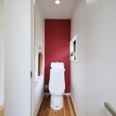 納屋を快適な住まいへ～ハートのタイルや素材にこだわりのある家～の写真 トイレ