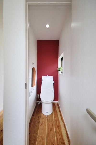 トイレ (納屋を快適な住まいへ～ハートのタイルや素材にこだわりのある家～)