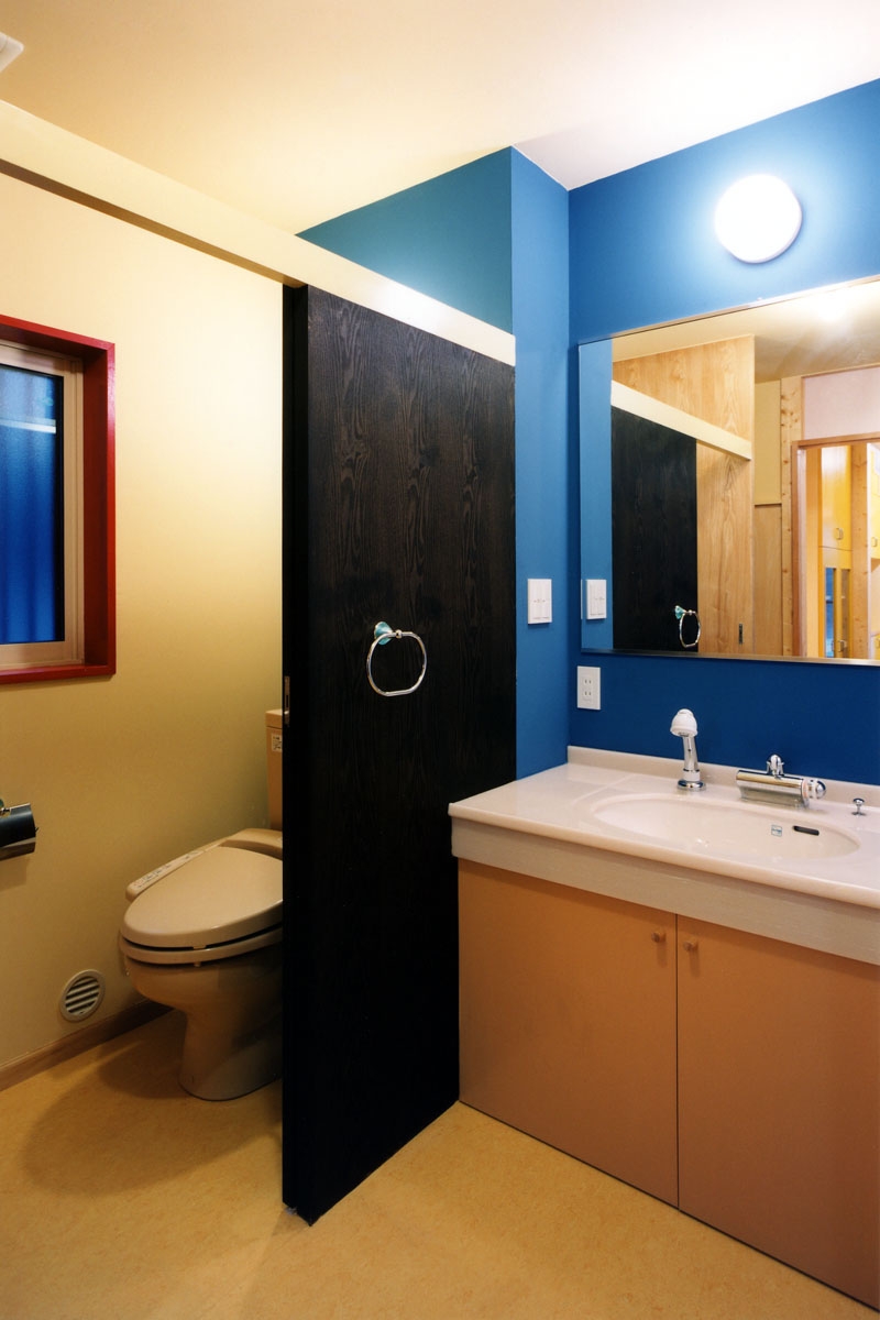 バス/トイレ事例：青い色をアクセントカラーとしたパウダールーム（子供達が元気に遊びまわる家）