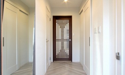 一戸建住宅デザインリフォーム　ヘリンボーンスタイル (玄関)