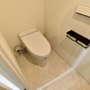 マリンブルー壁×チェリー床。素材に溢れた１LDK＋WIC住まいの写真 タンクレストイレ