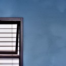 マリンブルー壁×チェリー床。素材に溢れた１LDK＋WIC住まいの写真 マリンブルーの塗装璧