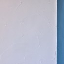マリンブルー壁×チェリー床。素材に溢れた１LDK＋WIC住まいの写真 自然な塗りムラが特徴的な珪藻土の壁・天井