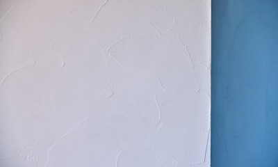 自然な塗りムラが特徴的な珪藻土の壁・天井｜マリンブルー壁×チェリー床。素材に溢れた１LDK＋WIC住まい
