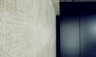 名古屋のアトリエ～マスキング塗装を施した既存コンクリート壁～ (アトリエの壁)