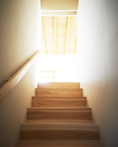 リビングへ抜ける階段 (木造町の離れ)