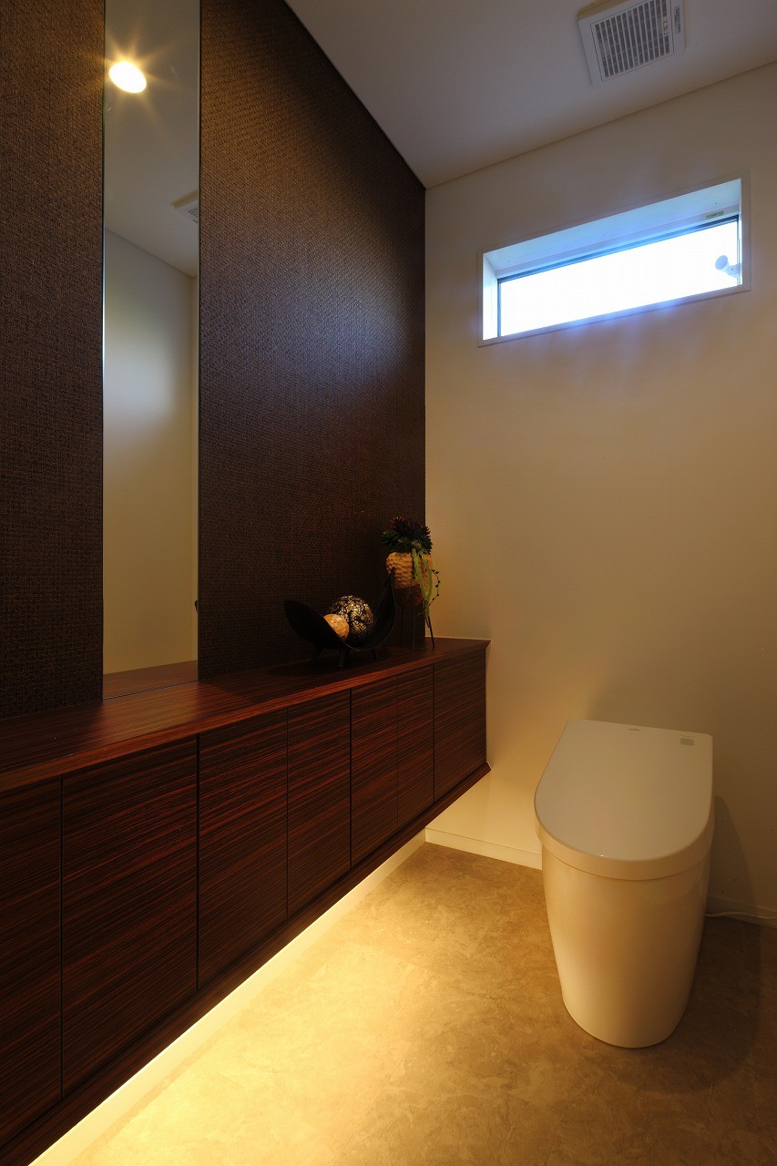 トイレ(モダン・リゾートスタイルの白いコートハウス) バス/トイレ事例｜SUVACO(スバコ)