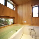 無垢の木に包まれた家の写真 緑を取込んだ木の浴室