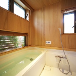 無垢の木に包まれた家 (緑を取込んだ木の浴室)