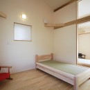 ゼロエネの木の家の写真 無垢フローリングと畳ベッドの個室