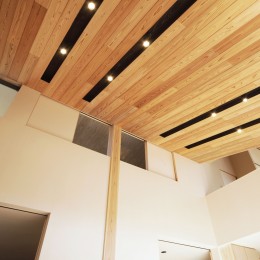 寿司店を営む木の家 (天井板とスポットライト)