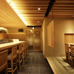 寿司店を営む木の家 (寿司店の客席とカウンター)