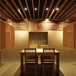 寿司店を営む木の家 (寿司店の客席)
