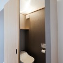 建築家と二人三脚で作り上げた、ラチス梁が美しい家。の写真 2Fのトイレ