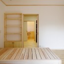 自然素材の開放感リフォームの写真 木のベッドルーム
