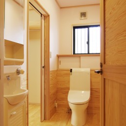 自然素材の開放感リフォーム (2方向アクセスのトイレ)