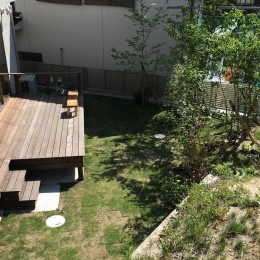ウッドデッキと庭 (飯倉の家)