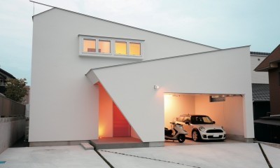 ゆったりＬＤＫと明るい中庭 ガレージも備えた理想の家 (ユニークな外観)