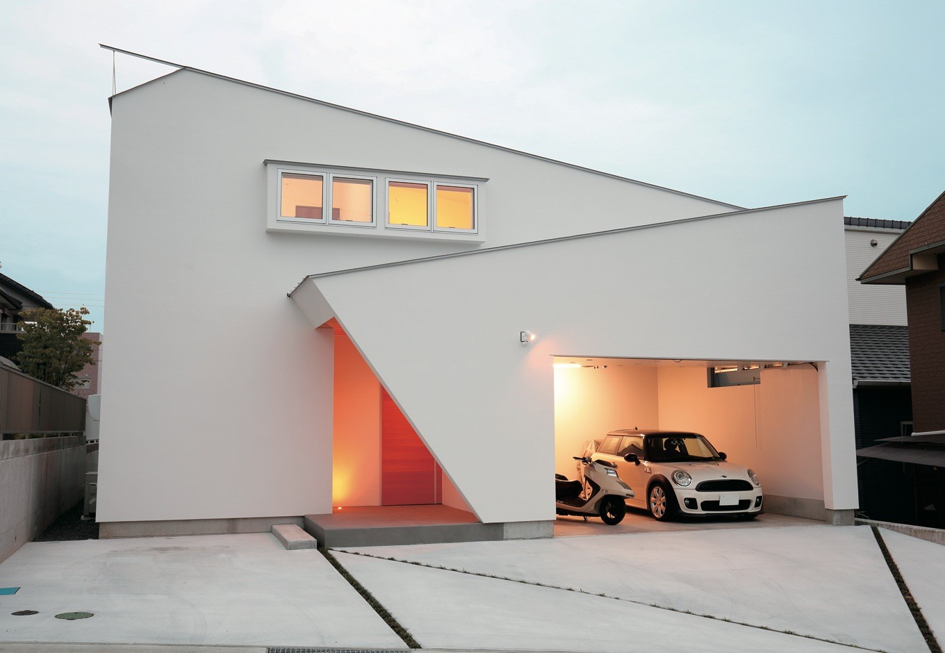 ユニークな外観 ゆったりｌｄｋと明るい中庭 ガレージも備えた理想の家 外観事例 Suvaco スバコ