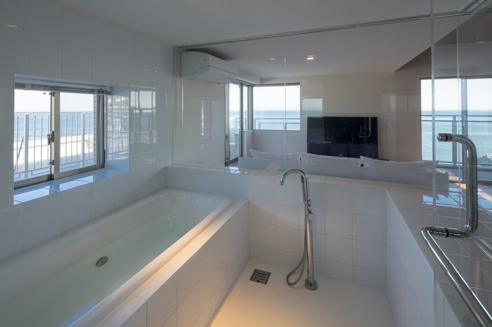 海沿いのマンション最上階のフルリノベーション (ガラス張りの浴室)