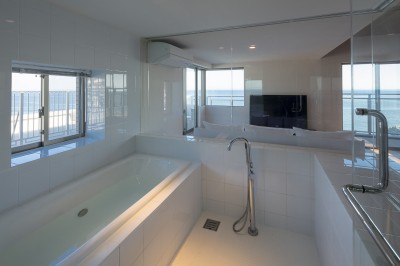ガラス張りの浴室 (海沿いのマンション最上階のフルリノベーション)