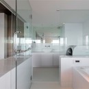 海沿いのマンション最上階のフルリノベーションの写真 ガラス張りの浴室
