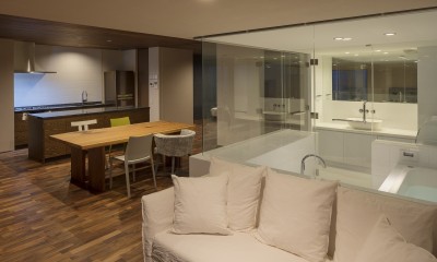 海沿いのマンション最上階のフルリノベーション (ガラス張りの浴室)