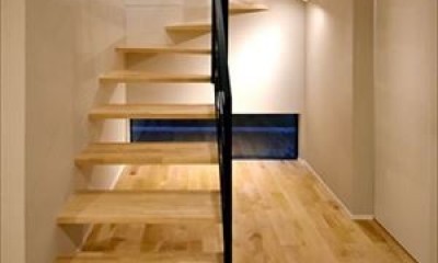 高台に臨む開放感あふれる家 (階段)
