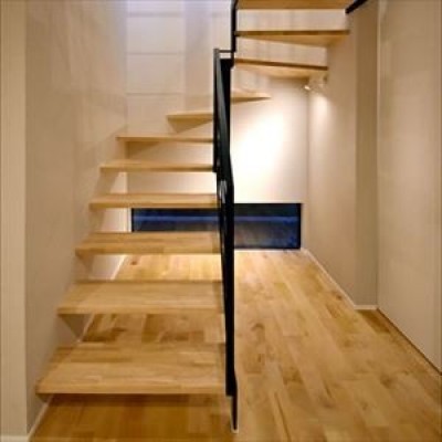 階段 (高台に臨む開放感あふれる家)