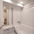 ヘリンボーンが美しい広々リフォームの写真 バスルーム