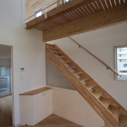 変形旗竿地に建つ半地下スキップフロアの家 (3階へつづく階段)