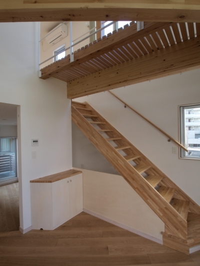 3階へつづく階段 (変形旗竿地に建つ半地下スキップフロアの家)