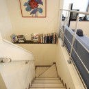 鮮やかカラーをアクセントに◇メゾネットマンションリフォームの写真 階段