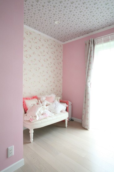 ベッドルーム事例：甘い雰囲気の花柄&ピンク（N邸）