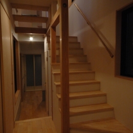 18坪の土地に建つ中庭型住宅-玄関・階段