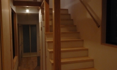 18坪の土地に建つ中庭型住宅 (玄関・階段)