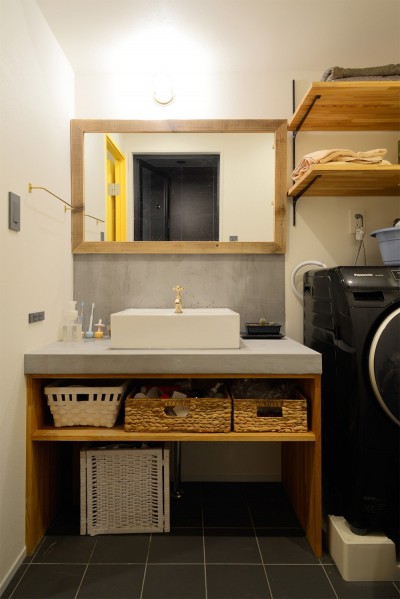 モルタルで造作した洗面台 (『carrousel』 ― "好き"を散りばめた、回遊する家)