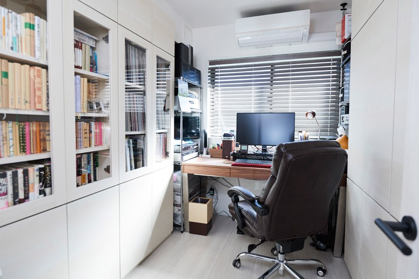 書斎事例：仕事部屋（愛猫もうれしい、住み替えなしのリノベーション。20年来の我が家をグッと快適に。）