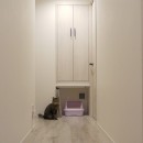 愛猫もうれしい、住み替えなしのリノベーション。20年来の我が家をグッと快適に。の写真 換気扇でにおいも緩和。ネコトイレ。