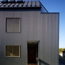 ７人家族の家の写真 ガルバリウム鋼板の小波板を貼った外観