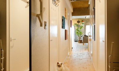 猫と暮らす無垢フローリングの家 (廊下)