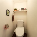 猫と暮らす無垢フローリングの家の写真 シンプルなトイレ
